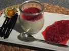 Panna Cotta mit heißer Himbeersoße - Rezept