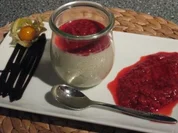 Panna Cotta mit heißer Himbeersoße - Rezept