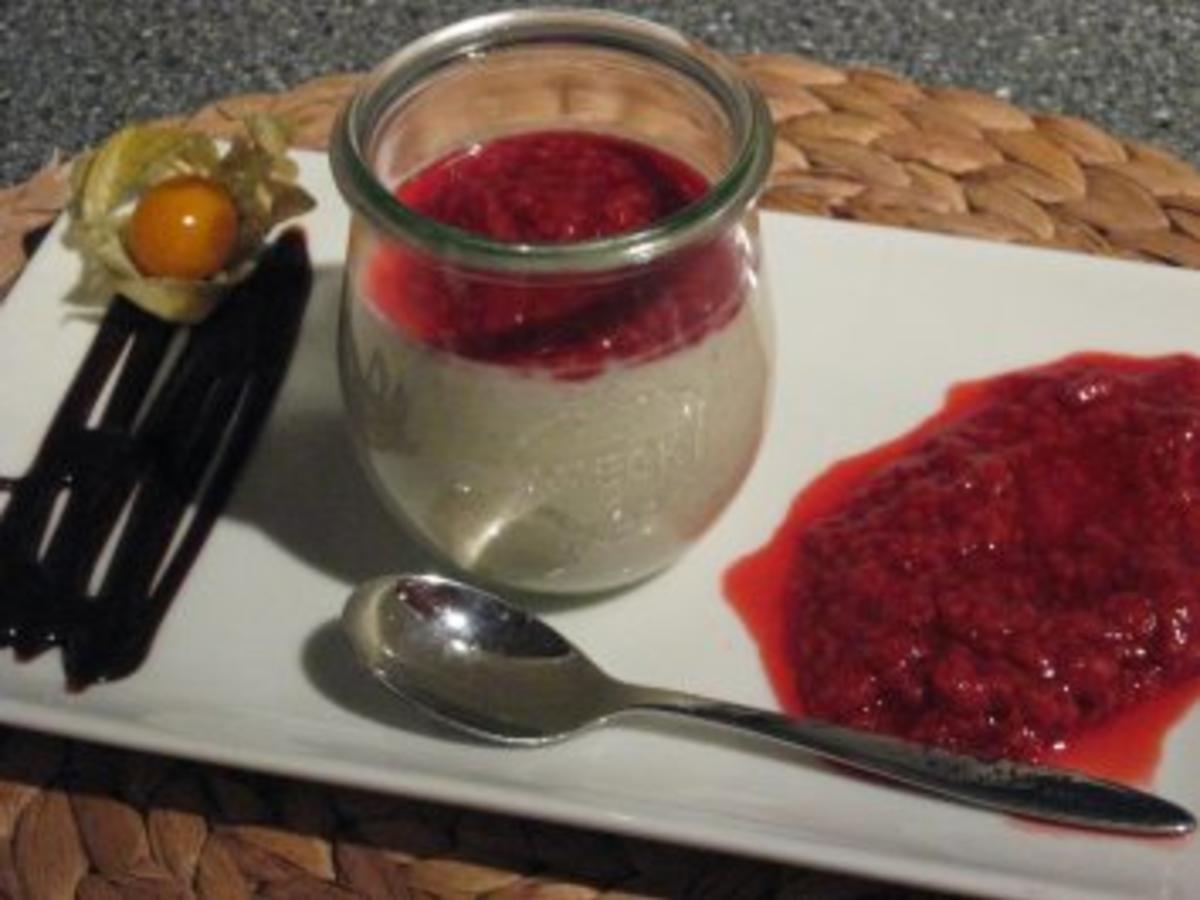 Panna Cotta mit heißer Himbeersoße - Rezept - kochbar.de