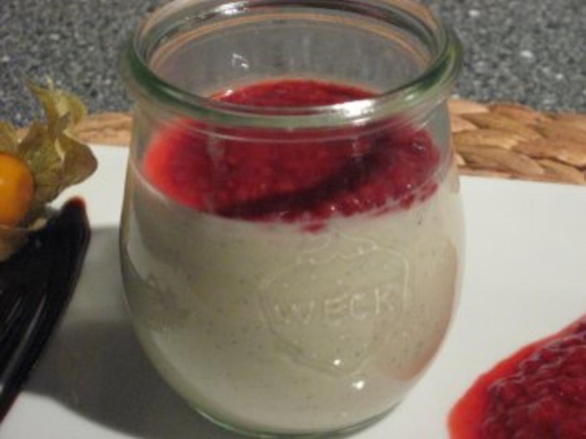 Panna Cotta mit heißer Himbeersoße - Rezept - kochbar.de