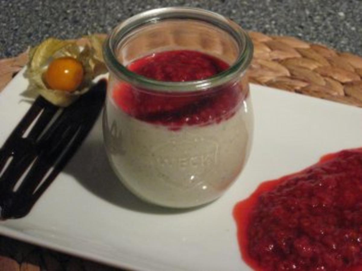 Panna Cotta mit heißer Himbeersoße - Rezept - kochbar.de