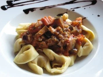 Rezept: Tortellini an Tomaten-Zwiebel-Sugo Tortellini an Tomaten-Zwiebel-Sugo - Rezept