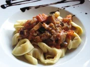 Rezept: Tortellini an Tomaten-Zwiebel-Sugo Tortellini an Tomaten-Zwiebel-Sugo - Rezept