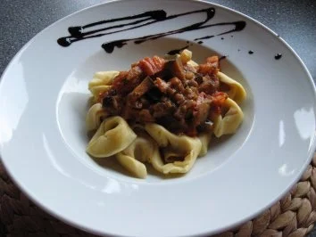 Rezept: Tortellini an Tomaten-Zwiebel-Sugo Bild Nr. 2 Tortellini an Tomaten-Zwiebel-Sugo - Rezept - Bild Nr. 2