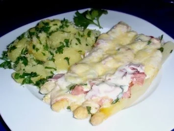 Spargel überbacken mit einer Käse-Sahnesoße und Petersilienkartoffeln - Rezept
