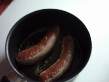 Rezept: Bratwurst, Rahmsoße mit Basilikum, Apfelrotkohl und Kümmel-Salzkartoffeln Bratwurst, Rahmsoße mit Basilikum, Apfelrotkohl und Kümmel-Salzkartoffeln - Rezept