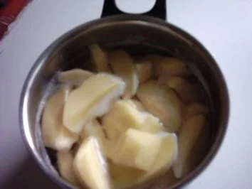 Rezept: Bratwurst, Rahmsoße mit Basilikum, Apfelrotkohl und Kümmel-Salzkartoffeln Bild Nr. 4 Bratwurst, Rahmsoße mit Basilikum, Apfelrotkohl und Kümmel-Salzkartoffeln - Rezept - Bild Nr. 4