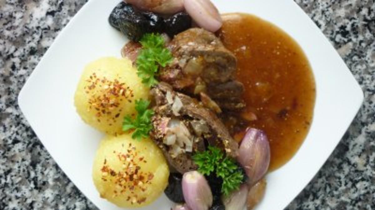 Gefüllte Rouladen mit Kartoffelklössen an beschwipstem Schalotten-Pflaumen-Gemüse - Rezept