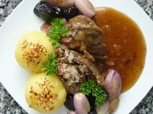 Gefüllte Rouladen mit Kartoffelklössen an beschwipstem Schalotten-Pflaumen-Gemüse - Rezept