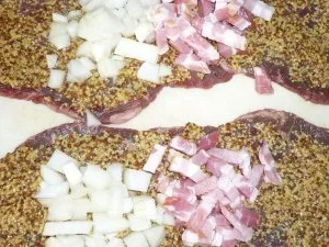 Gefüllte Rouladen mit Kartoffelklössen an beschwipstem Schalotten-Pflaumen-Gemüse - Rezept - Bild Nr. 2