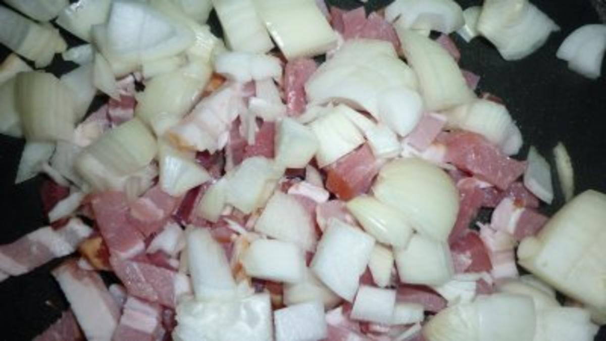 Gefüllte Rouladen mit Kartoffelklössen an beschwipstem Schalotten-Pflaumen-Gemüse - Rezept - Bild Nr. 5