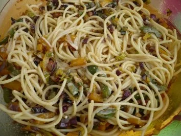 Schlanke Asiatin mit der Zunge berührt - Rezept - Bild Nr. 6