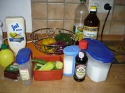 Schlanke Asiatin mit der Zunge berührt - Rezept