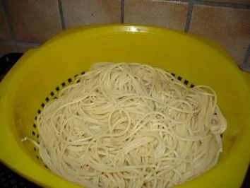 Schlanke Asiatin mit der Zunge berührt - Rezept - Bild Nr. 2