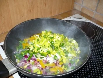 Schlanke Asiatin mit der Zunge berührt - Rezept - Bild Nr. 4