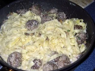 Rezept: Tagiatelle mit Hackbällchen-Pilz-Sauce Bild Nr. 12 Tagiatelle mit Hackbällchen-Pilz-Sauce - Rezept - Bild Nr. 12