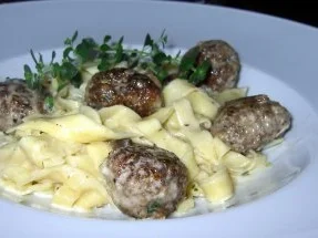 Rezept: Tagiatelle mit Hackbällchen-Pilz-Sauce Tagiatelle mit Hackbällchen-Pilz-Sauce - Rezept