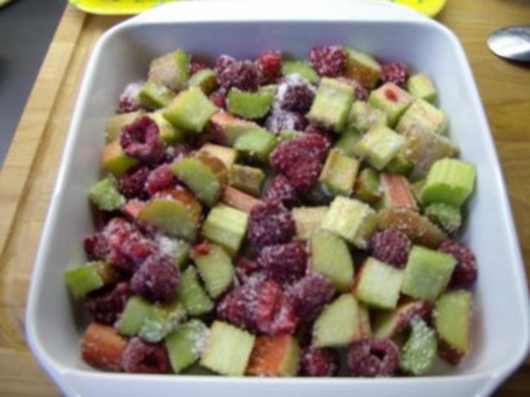 Rhabarber-Himbeer-Crumble - Rezept mit Bild - kochbar.de