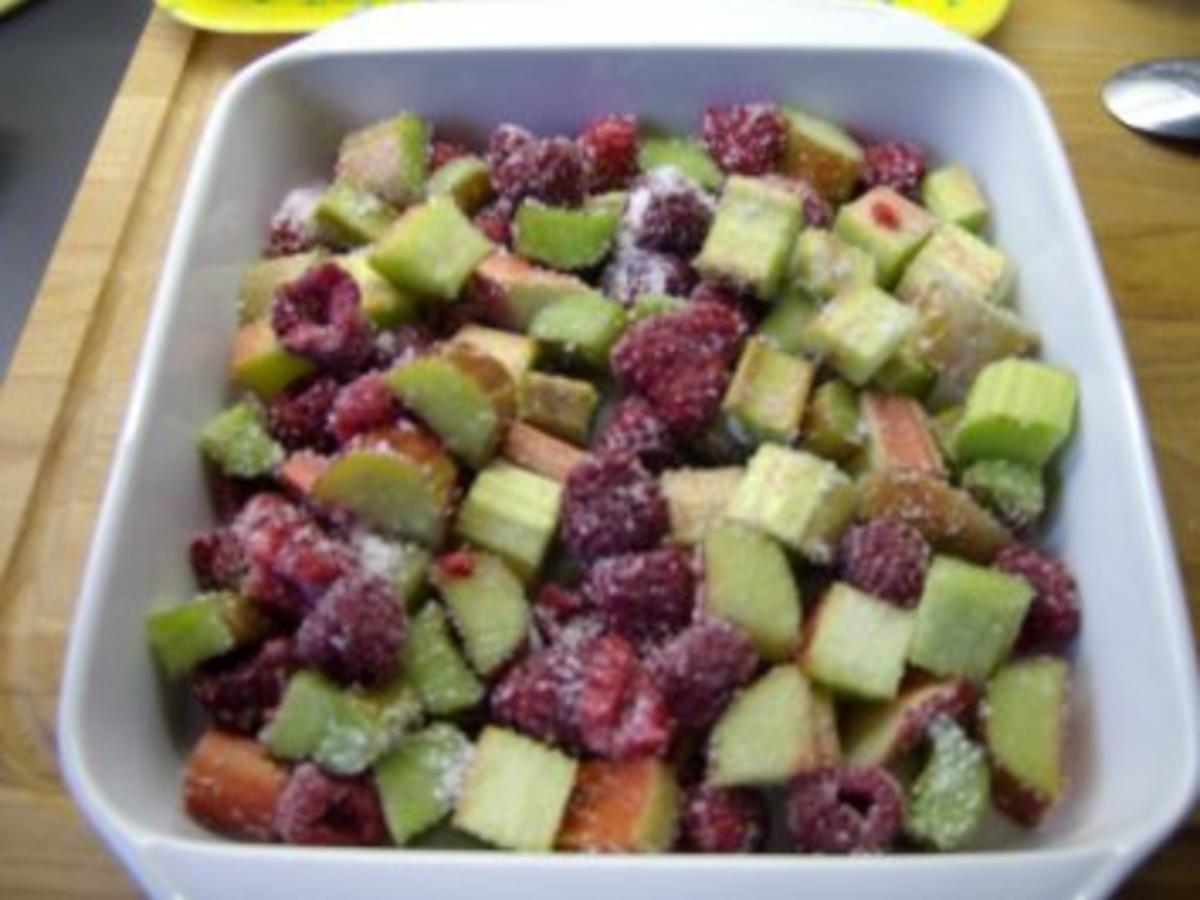 Rhabarber-Himbeer-Crumble - Rezept mit Bild - kochbar.de