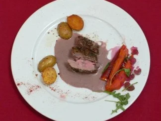 Lammrücken mit Kräutern, roten Rucola-Möhren und Sesamkartoffeln - Rezept - Bild Nr. 2