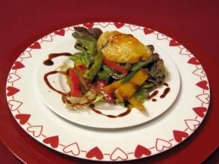 Argentinische Empanadas auf Paprikasalat - Rezept