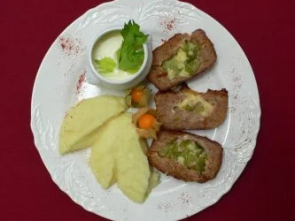 Rezept: Stefanies Frikadelle mit Sellerieweinsoße und Kartoffelpüree - "Stefánia szelet" Bild Nr. 2 Stefanies Frikadelle mit Sellerieweinsoße und Kartoffelpüree - "Stefánia szelet" - Rezept - Bild Nr. 2