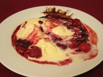 Weißes Schokoladeneis mit heißen Früchten - Rezept - Bild Nr. 2