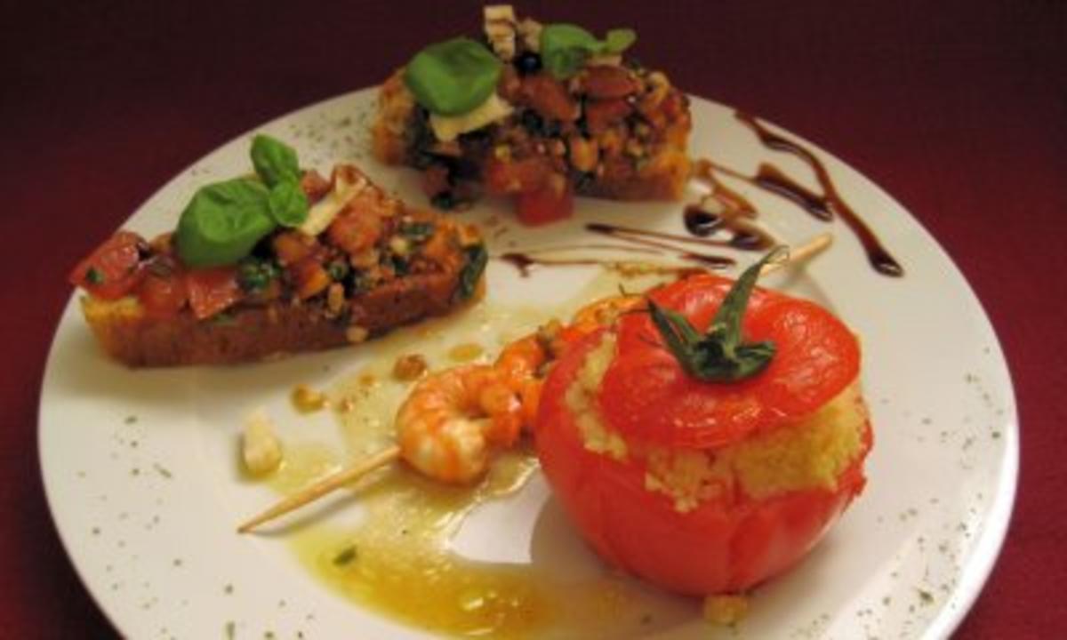 Gefüllte, gebackene Tomate, Bruschetta und Garnelenspieß - Rezept - Bild Nr. 2