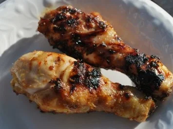 Kleine Hähnchenkeulen mit Honig-Senf-Kruste vom Grill - Rezept