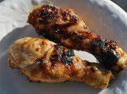 Kleine Hähnchenkeulen mit Honig-Senf-Kruste vom Grill - Rezept