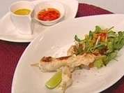 Hähnchenspieße an einem Soßenduo und Thaisalat - Rezept