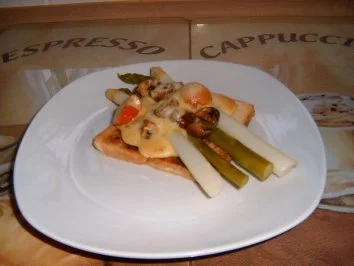 Spargeltoast mit gebratenen Egerlingen - Rezept