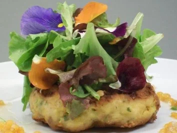 Buletten vom Seeteufel unter Blattsalaten mit lauwarmer roter Linsenvinaigrette - Rezept