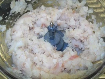 Buletten vom Seeteufel unter Blattsalaten mit lauwarmer roter Linsenvinaigrette - Rezept - Bild Nr. 2