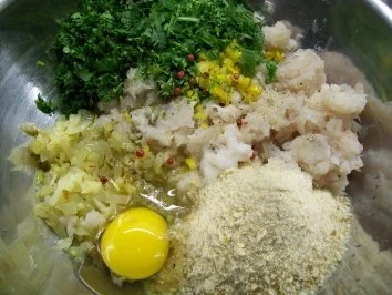 Buletten vom Seeteufel unter Blattsalaten mit lauwarmer roter Linsenvinaigrette - Rezept - Bild Nr. 3