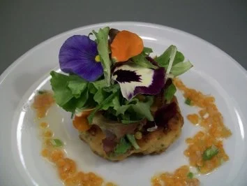 Buletten vom Seeteufel unter Blattsalaten mit lauwarmer roter Linsenvinaigrette - Rezept - Bild Nr. 4