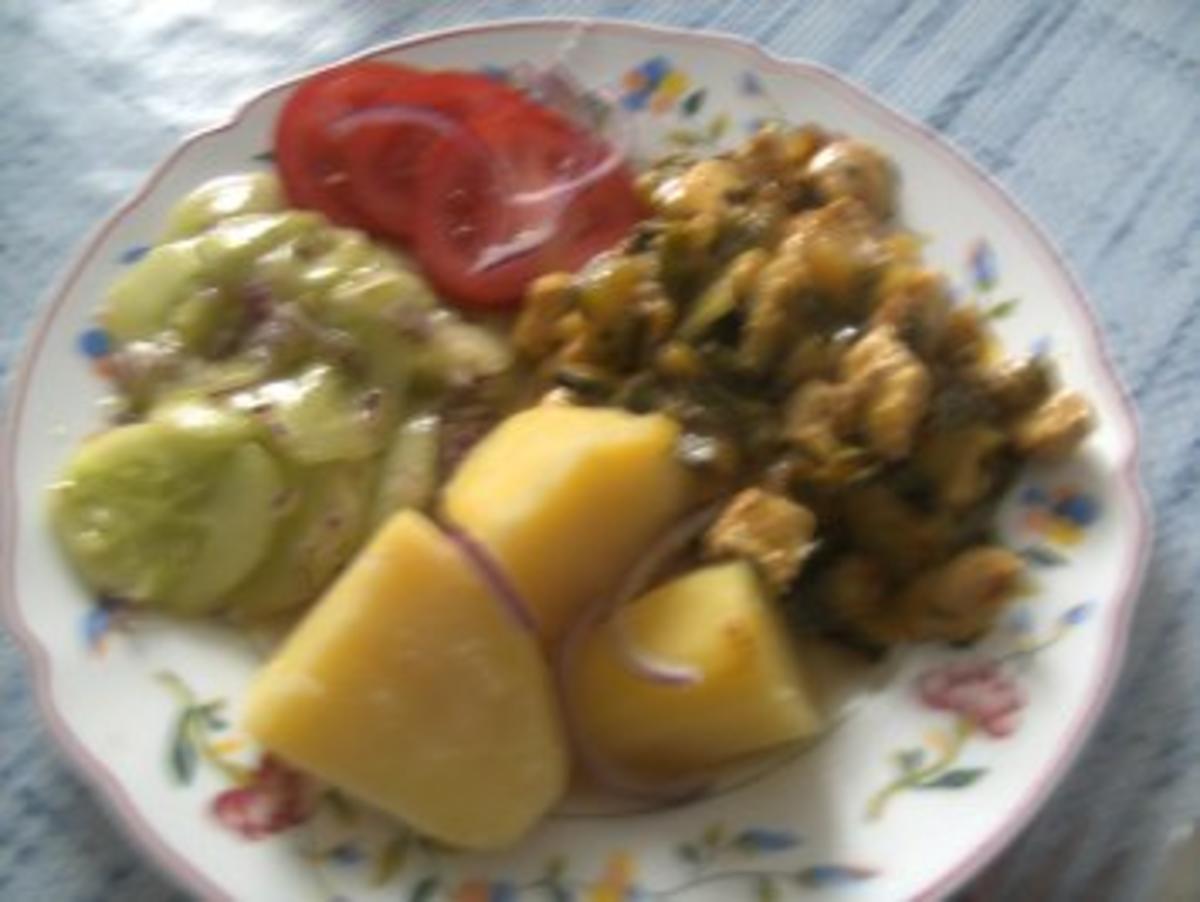 Hähnchen-Minutenschnitzel in Curry-Sahne Gemüse-Bett - Rezept