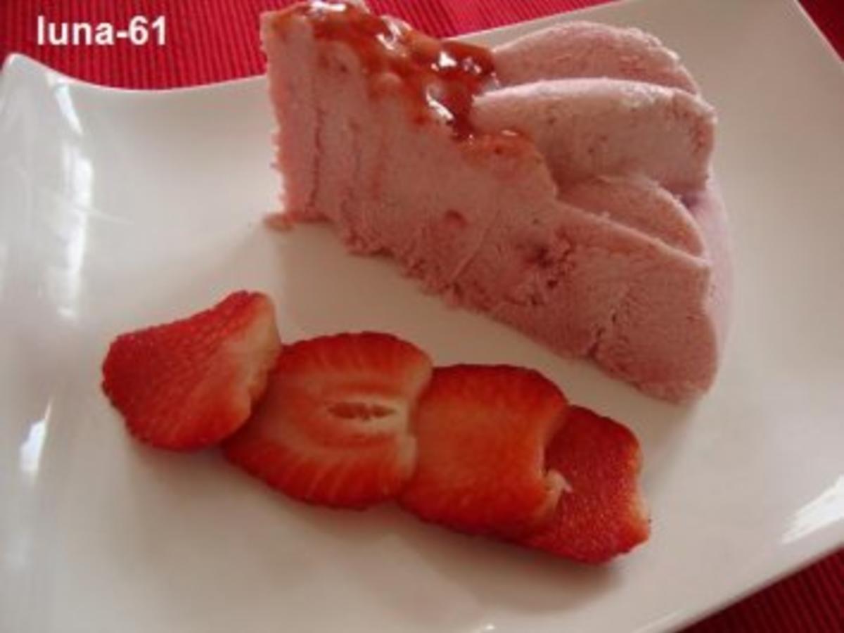 SEMIFREDDO ALLE FRAGOLE - Halbgefrorenes mit Erdbeeren - Rezept ...