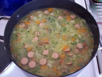 Gemüsesuppe mit Nudeln und Würstchen - Rezept