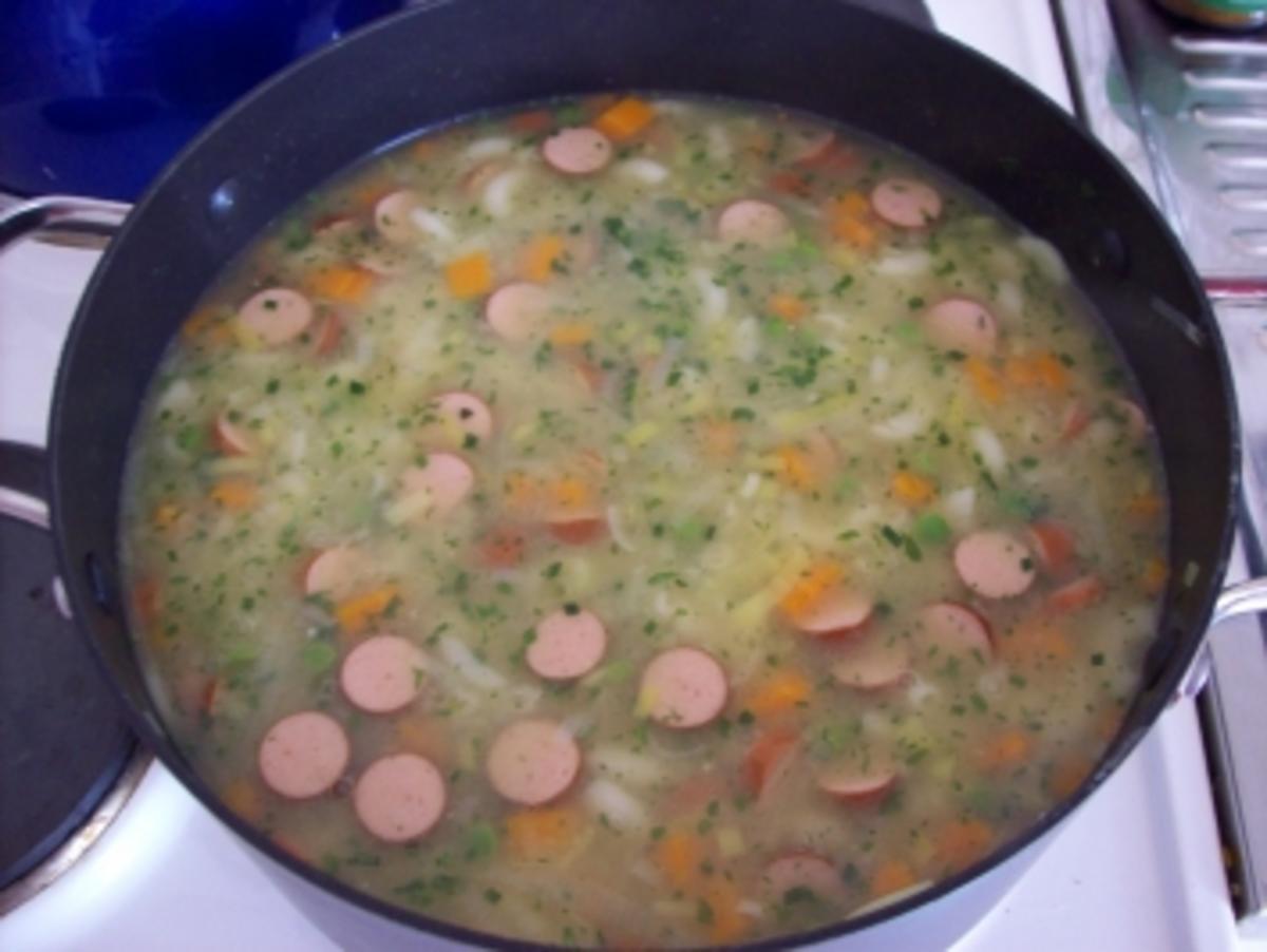 Gemüsesuppe mit Nudeln und Würstchen - Rezept - kochbar.de