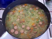 Gemüsesuppe mit Nudeln und Würstchen - Rezept