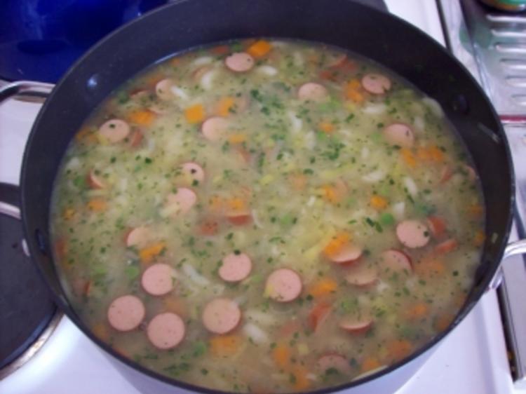 Gemüsesuppe mit Nudeln und Würstchen - Rezept - kochbar.de