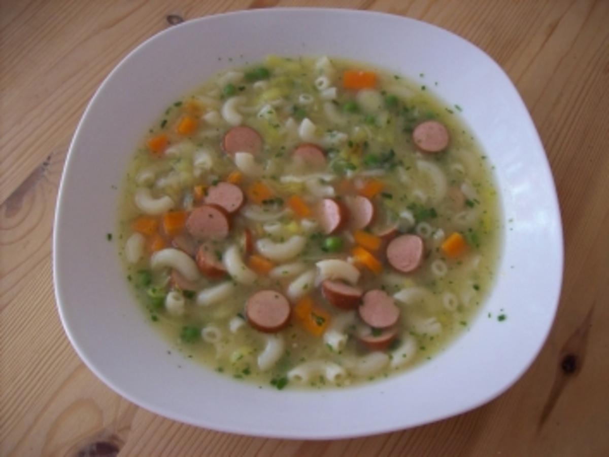 Gemüsesuppe mit Nudeln und Würstchen - Rezept