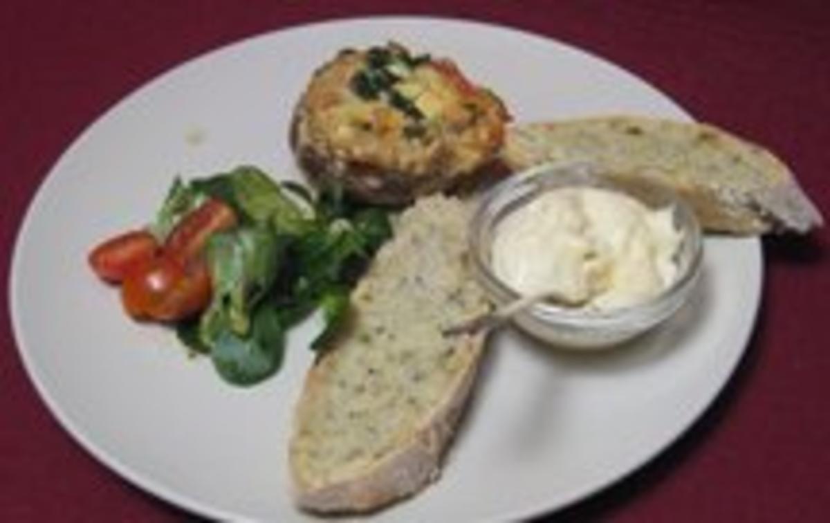 Gefüllter Champignon mit Käse überbacken, dazu frisches Brot - Rezept - Bild Nr. 2