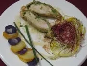Rezept: Getrüffelte Bresse-Poularde in Mokkaduft mit Mesclun-Salatund violetten Kartoffeln Bild Nr. 2 Getrüffelte Bresse-Poularde in Mokkaduft mit Mesclun-Salatund violetten Kartoffeln - Rezept - Bild Nr. 2