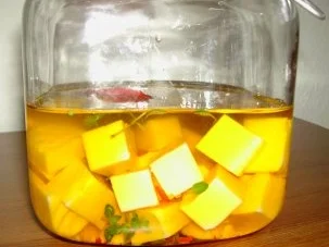 Eingelegter Käse (hier: Gouda) - Rezept - Bild Nr. 3