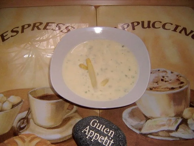 Spargelcremesuppe mit Frischkäse - Rezept