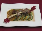 Zitronengras-Kalbsfiletspieß auf mariniertem Gurken-Zucchini-Carpaccio - Rezept - Bild Nr. 2