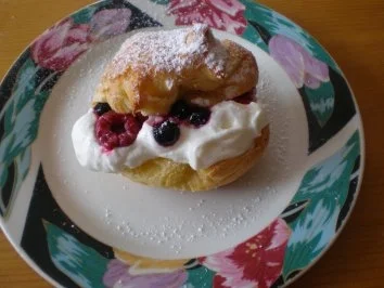 Windbeutel mit einer Beeren- Sahne-füllung - Rezept
