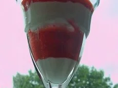 Rezept: Dessert: Mascarpone-Creme mit Erdbeeren-Püree Dessert: Mascarpone-Creme mit Erdbeeren-Püree - Rezept